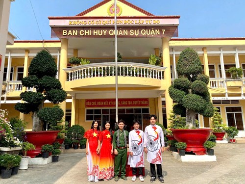 Thầy và trò trường thpt ngô quyền vinh dự biểu diễn tại ban chỉ huy quân sự quận 7