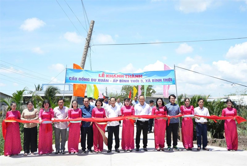 Phó Chủ tịch Thường trực UBND tỉnh Nguyễn Trúc Sơn dự khánh thành cầu Đồng Du Xuân tại huyện Bình Đại
