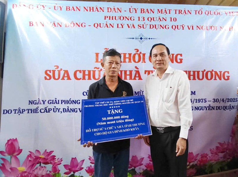 Tập thể Cấp ủy, Đảng viên, Cán bộ, Giáo viên và Nhân viên trường THPT Nguyễn Du hỗ trợ 50 triệu đồng sửa chữa nhà tình thương cho hộ ông Nguyễn Văn Tươi - Địa chỉ 158/23H Hòa Hưng, Phường 13, Quận 10.