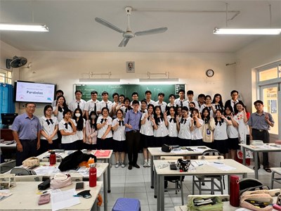 Tiết dạy Toán bằng tiếng Anh của Thầy và trò lớp 10A1