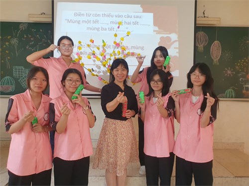 Câu lạc bộ văn học -tổ ngữ văn sinh hoạt chủ đề: “khám phá vẻ đẹp tết truyền thống dân tộc”