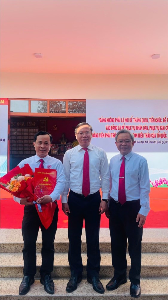 Lễ kết nạp đảng viên mới

nhân kỷ niệm 95 năm thành lập đảng cộng sản việt nam (03/02/1930 - 03/02/2025)