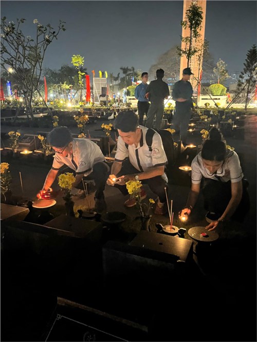 Đoàn trường thpt nguyễn hữu cảnh tổ chức: lễ thắp nến tri ân các anh hùng liệt sĩ nhân kỷ niệm 95 năm ngày thành lập đảng cộng sản việt nam (03/02/1930-03/02/2025)