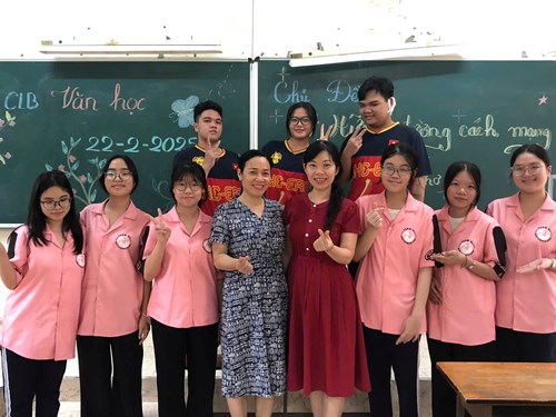 Câu lạc bộ văn học - tổ ngữ văn tổ chức sinh hoạt chủ đề:  nhà thơ tố hữu – đường cách mạng - đời thơ 