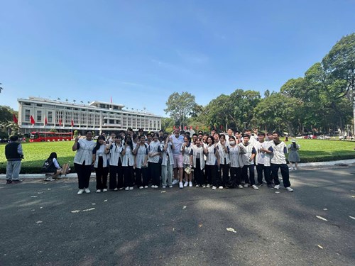Hành trình đến với địa chỉ đỏ lớp 11B6 năm học 2024-2025