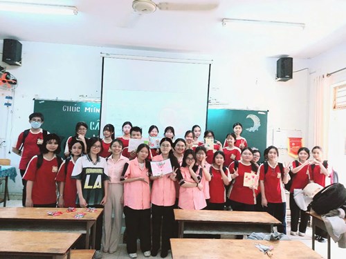 CÂU LẠC BỘ VĂN HỌC - TỔ NGỮ VĂN TỔ CHỨC SINH HOẠT CHỦ ĐỀ: “Chào mừng Ngày Quốc tế Phụ nữ 8/3”