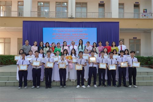 Lễ tuyên dương - khen thưởnggiáo viên, học sinh đạt thành tích cao trong kỳ thi chọn học sinh giỏi lớp 12 cấp thành phố năm học 2024-2025