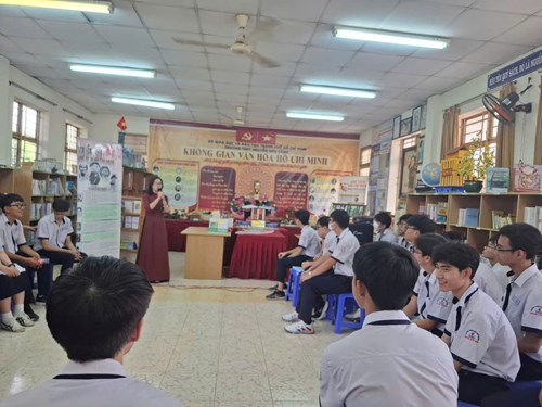Tổ Lịch sử tổ chức dạy học Mở rộng không gian lớp học Chủ đề: KHÁI QUÁT VỀ CUỘC ĐỜI VÀ SỰ NGHIỆP CỦA HỒ CHÍ MINH
