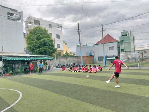 Nghiên cứu bài học Khối 11 năm học 2024-2025: Kỹ thuật đá bóng bằng mu trong bàn chân