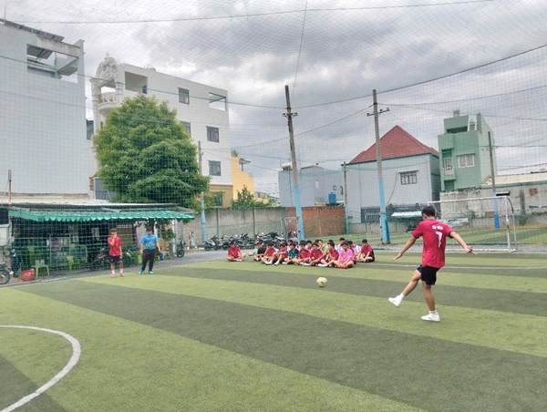 Nghiên cứu bài học Khối 11 năm học 2024-2025: Kỹ thuật đá bóng bằng mu trong bàn chân