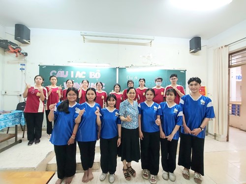 Câu lạc bộ Văn học tổ chức sinh hoạt với chủ đề: “HÌNH ẢNH NGƯỜI LÍNH TRONG THƠ CA KHÁNG CHIẾN CHỐNG PHÁP”