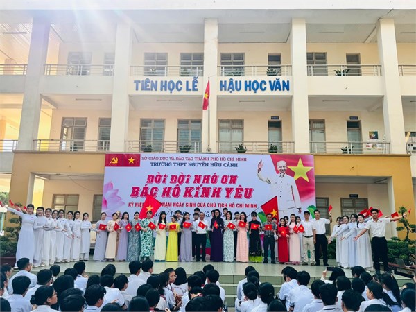 Tổ GDKT&PL - trường THPT Nguyễn Hữu Cảnh tổ chức Lễ Kỷ niệm 135 năm ngày sinh Chủ tịch Hồ Chí Minh (19/5/1890 – 19/5/2025) - ĐỜI ĐỜI NHỚ ƠN BÁC HỒ KÍNH YÊU