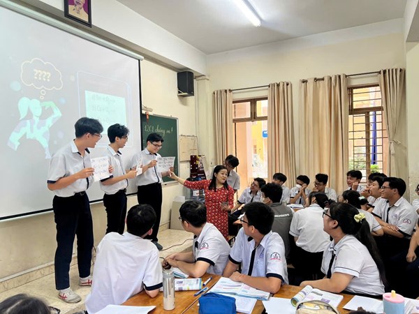 Tổ Hóa tổ chức Nghiên cứu bài học Khối 12 với Chủ đề: NGUYÊN TỐ NHÓM IIA (NHÓM KIM LOẠI KIỀM THỔ)