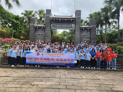Hành trình về nguồn đến với các địa chỉ đỏ. Chủ đề:  Tự hào 50 năm – Non sông thống nhất”