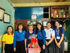 [Xuân tình nguyện] của Đoàn trường phối hợp với Quận Đoàn đi thăm và tặng quà các gia đình cán bộ chiến sĩ tham gia đại chiến mùa xuân năm 1975 trên địa bàn Quận 4.
