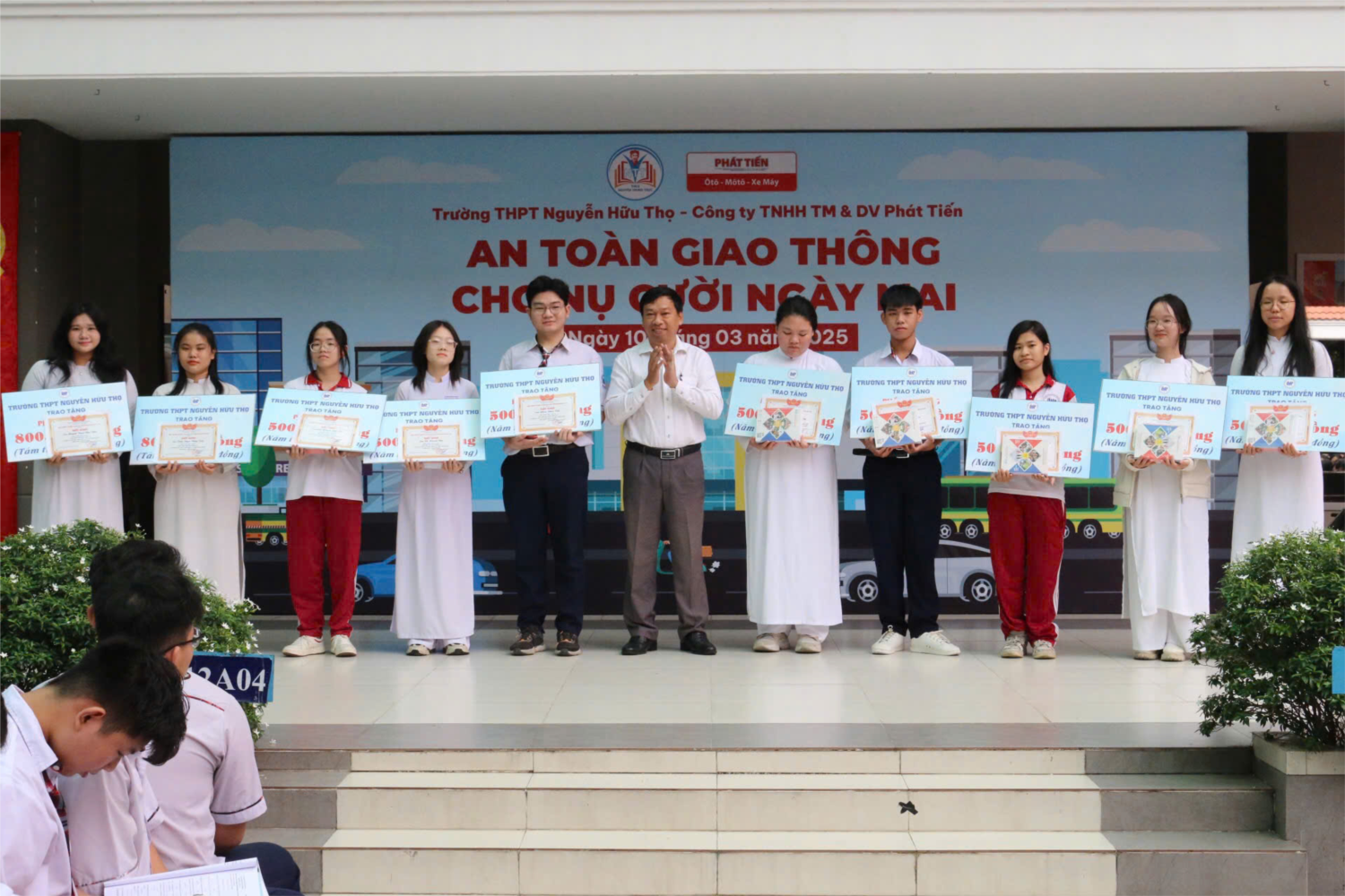 Khen thưởng học sinh giỏi 12 thành phố