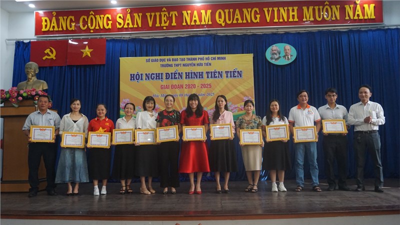 Hội nghị điển hình tiên tiến trường THPT Nguyễn Hữu Tiến giai đoạn 2020 - 2025