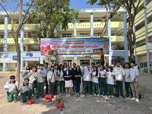 Học sinh THPT Nguyễn Khuyến - Một ngày hoá thân làm nghệ nhân “làng gốm”