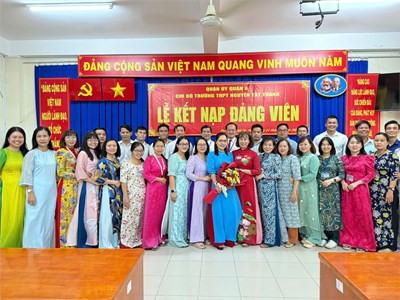 Chi bộ trường THPT Nguyễn Tất Thành tổ chức Lễ kết nạp Đảng viên cho đồng chí Trần Thị Phụng (GDKTPL)