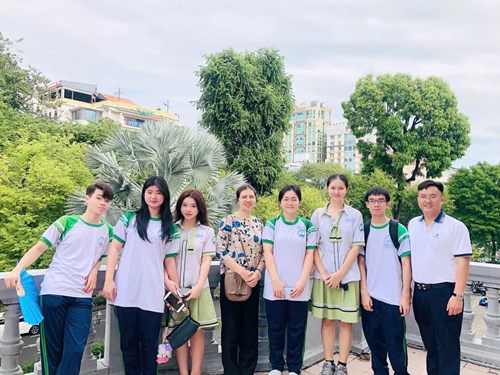 Hành trình đến với Bảo tàng là một hoạt động thú vị và bổ ích do tổ Lịch sử trường THPT Nguyễn Thị Diệu tổ chức dành cho học sinh khối 10 và khối 11, nhằm giúp các em hiểu rõ hơn về lịch sử và văn hóa của dân tộc.