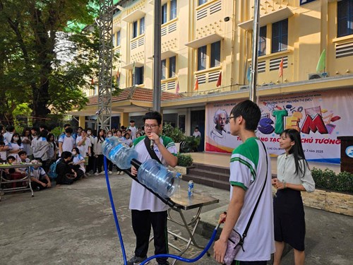 Ngày hội STEM “Tư duy sáng tạo - Làm chủ tương lai” tại trường THPT Nguyễn Thị Diệu vào sáng 23/3/2025 đã thu hút sự tham gia nhiệt tình của học sinh