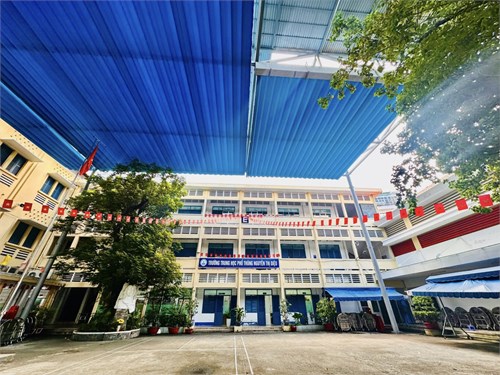 Hòa chung không khí kỷ niệm 50 năm ngày Giải phóng miền Nam, thống nhất đất nước (30/4/1975 - 30/4/2025), trường THPT Nguyễn Thị Diệu rực rỡ cờ hoa, băng rôn, tràn ngập tinh thần tự hào dân tộc!