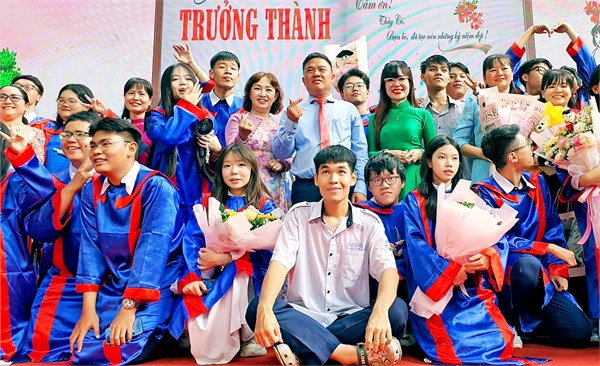 Lễ tri ân tại Trường THPT Nguyễn Thị Diệu: Cha mẹ không thể làm thay các em mãi