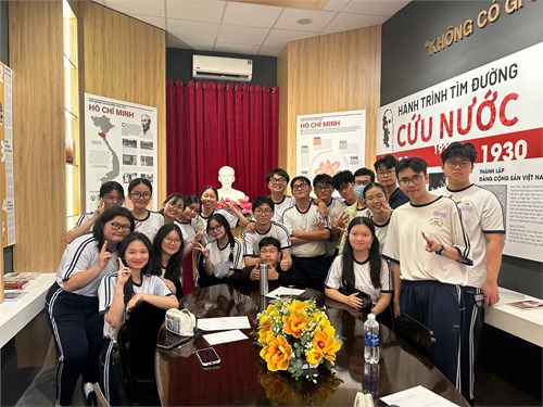 Tham quan Không gian văn hóa Hồ Chí Minh trong nhà trường - Hoạt động ngoại khóa tổ Lịch sử