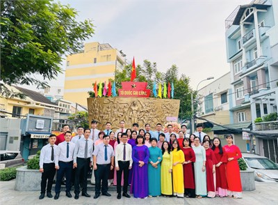 Lễ dâng hương tại Đài tưởng niệm liệt sĩ Quận 3