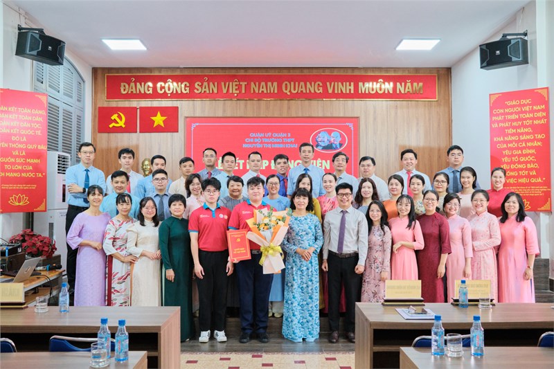 Lễ kết nạp đảng viên cho học sinh là đoàn viên ưu tú, chiến sĩ Hoa Phượng Đỏ năm 2025