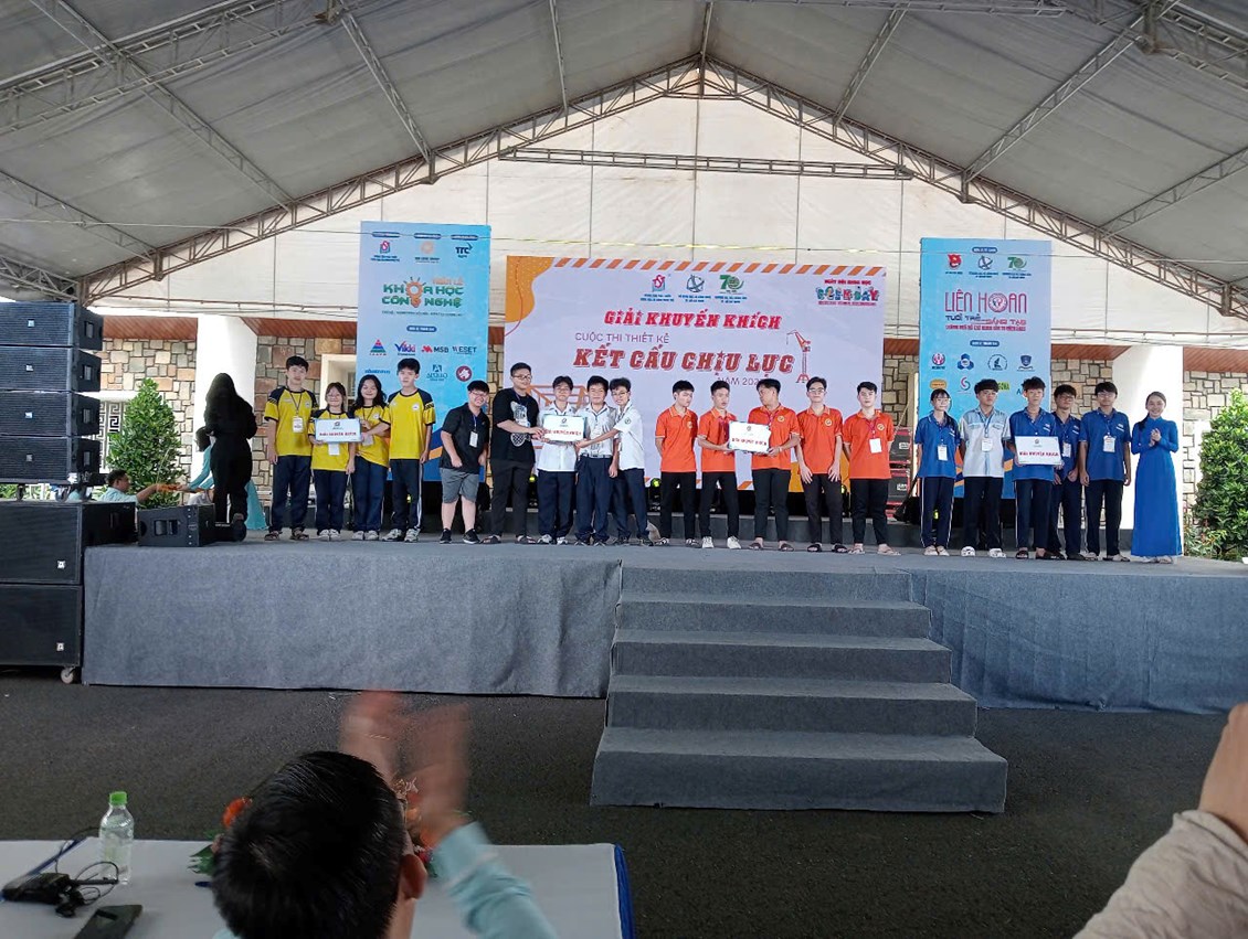 Tự Tay Chế Tạo Cầu Gỗ – Học Sinh Nguyễn Thượng Hiền Giành Giải Tại Cuộc Thi Kết Cấu Chịu Lực 2025