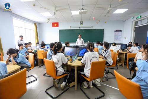 Chuyến tham quan học tập trải nghiệm hướng nghiệp của học sinh khối 12 Trường THPT Nguyễn Văn Cừ  tại Trường Đại học Nguyễn Tất Thành