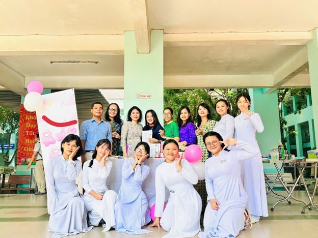 Câu lạc bộ Văn học Trường THPT Nguyễn Văn Cừ -Vườn hoa tỏa hương cho cuộc sống