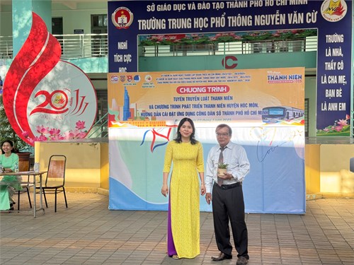 Trường THPT Nguyễn Văn Cừ phối hợp cùng Ban thường vụ Huyện đoàn Hóc Môn mời báo cáo viên Phòng tư pháp Huyện Hóc Môn tuyên truyền pháp luật và hướng dẫn cài đặt, sử dụng ứng dụng “Công dân số Thành phố Hồ Chí Minh” đến đoàn viên, thanh niên