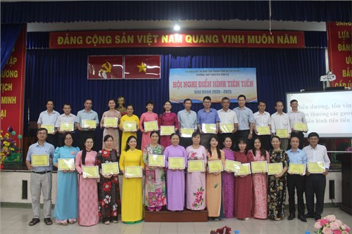 Trường THPT Nguyễn Văn Cừ tổ chức Hội nghị điển hình tiên tiến  Giai đoạn 2020-2025