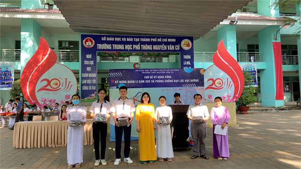 Trường THPT Nguyễn Văn Cừ tổ chức buổi giáo dục kỹ năng sống với chủ đề “Kỹ năng quản lý cảm xúc và phòng tránh bạo lực học ​đường”