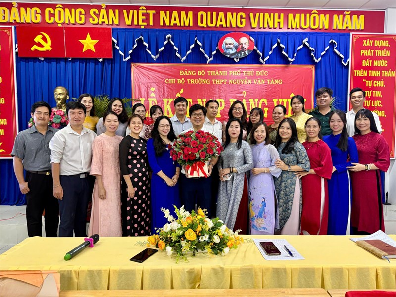 Lễ kết nạp đảng cho quần chúng ưu tú Hồ Thái Bình- Giáo viên tổ chuyên môn Toán