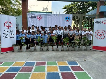 Học sinh trường thpt phạm phú thứ trải nghiệm thực tế – hỗ trợ học sinh khuyết tật tại trường hy vọng quận 6