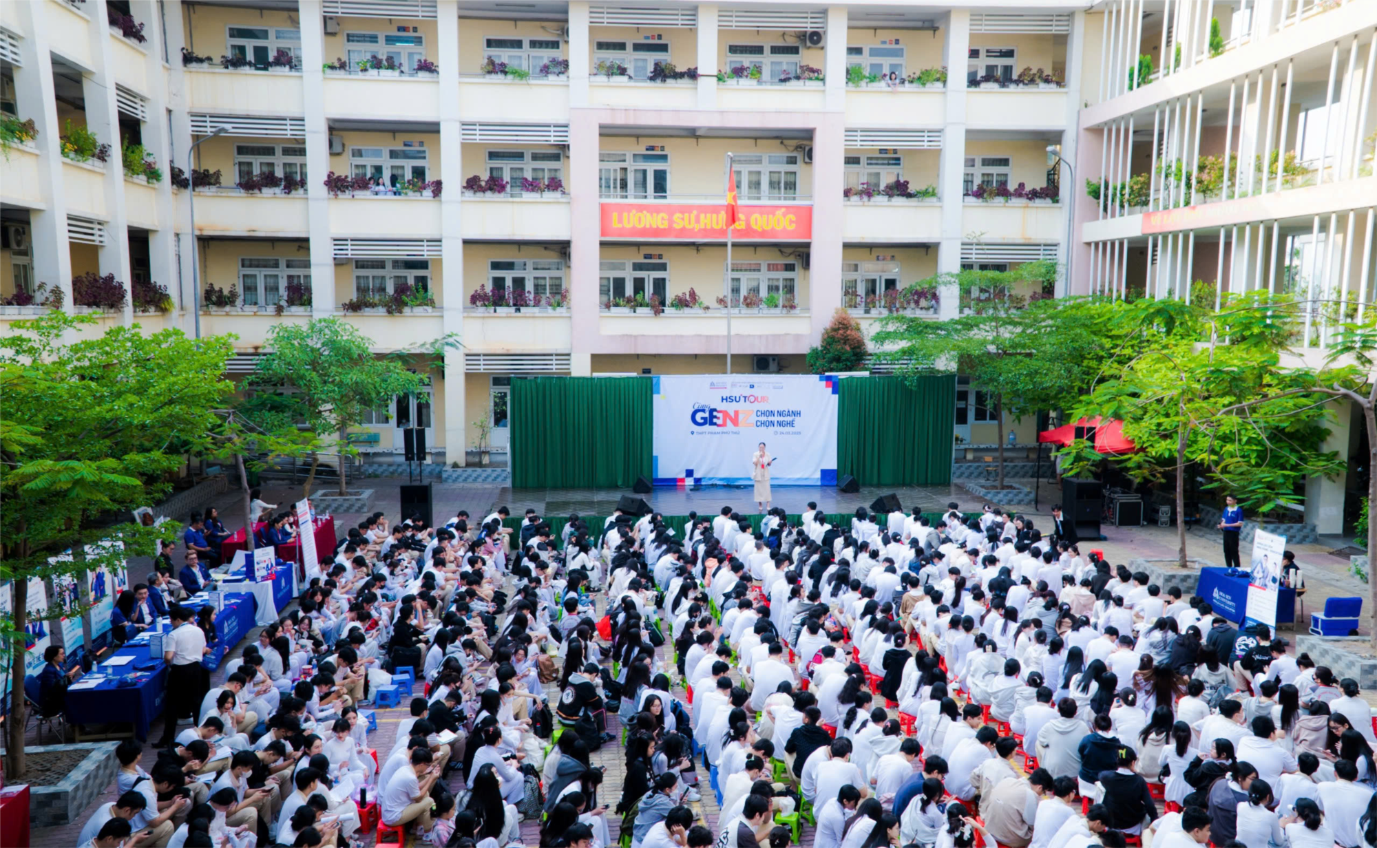 Tư vấn hướng nghiệp chọn nghề cho học sinh Trường THPT Phạm Phú Thứ
