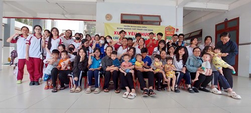 Xuân yêu thương với các em mồ côi mái ấm bông huệ