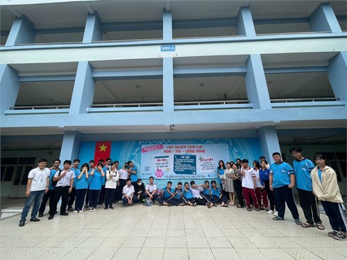 Tổ Tin học – CN đã tổ chức hoạt động Chủ đề:  Khám phá công nghệ và khoa học – Thắp sáng tương lai 