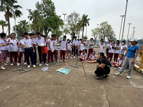 Học sinh thực hành đo đạc chiều cao của các loại cây trong khu sinh thái Hóc Môn