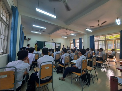 Cô Nguyễn Thị Hường – Tổ Tin – CN với tiết dạy đổi mới phương pháp giảng dạy bộ môn Tin học