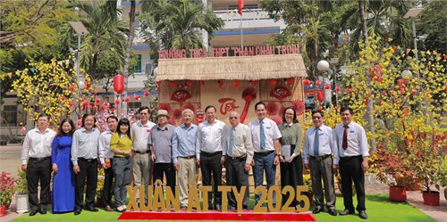 Bí thư Quận Ủy Huỳnh Khắc Điệp cùng Đoàn Cán bộ đến thăm và làm việc với trường THCS, THPT Phan Châu Trinh