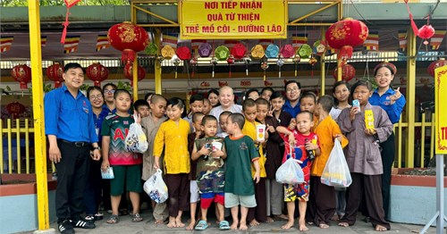 Chi đoàn giáo viên thăm hỏi cụ già neo đơn Chùa Từ Hạnh