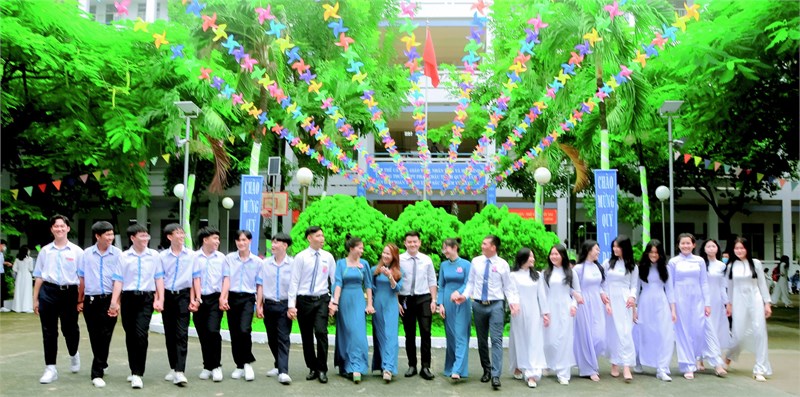 <a href="/tin-tuc-su-kien/chia-se-cam-nghi-cua-cac-ban-hoc-sinh-ve-ngoi-truong-thcs-thpt-phan-chau-trinh/ctfull/26913/528664">Chia sẻ cảm nghĩ của các bạn học sinh về<span class=bacham>...</span></a>