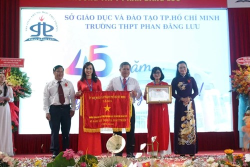 Lễ kỷ niệm Ngày Nhà giáo Việt Nam 20-11 tại Trường THPT Phan Đăng Lưu, quận Bình Thạnh đặc biệt vì cũng là ngày kỷ niệm 45 năm thành lập trường.
