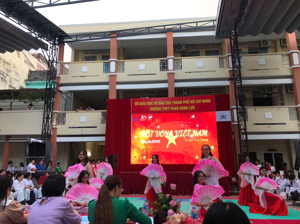 Vòng loại thi văn nghệ 20/11 của Học sinh Nhà Phan