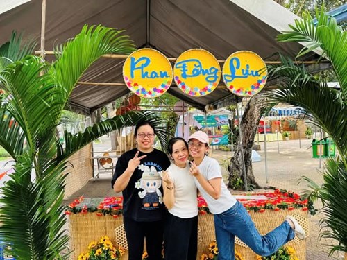 Gian hàng ẩm thực Nhà Phan vào sáng ngày chủ nhật 17/11/2024 tại Đầm Sen