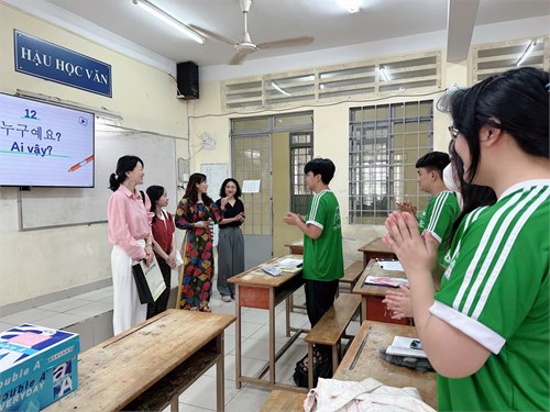 Đoàn dự giờ các lớp tiếng Hàn
